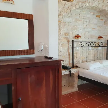 Captain's Rocks Hriszí Aktí